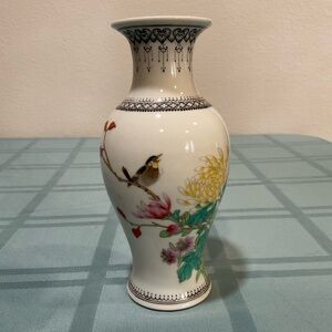 Chinese Famille Rose Bird Floral 7" porcelain vase Zhongguo Jingdezhen Zhi China